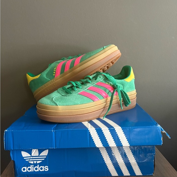Women’s Adidas Gazelle Bold Athletic Shoe- Court Green / Lucid Pink Sz 8 - Picture 2 of 3